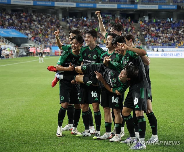 Members of Team K League hoist their teammate Kim Jin-gyu (C) after Kim scored against Newcastle United during the teams' exhibition football match at Suwon World Cup Stadium in Suwon, Gyeonggi Province, on July 30, 2025. (Yonhap)