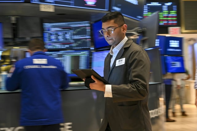 Un opérateur à la Bourse de New York, le 15 juillet 2025