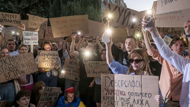 Ukrainians protest near the presidential office against a newly passed law curbing the independence of anti-corruption institutions, in Kyiv, Ukraine, July 23, 2025 (photo by Maxym Marusenko for NurPhoto via AP).