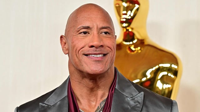 Dwayne Johnson wird von seinen Töchtern pink bemalt und begeistert das Netz.