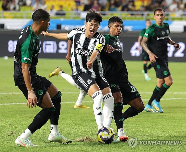 Park Seung-soo of Newcastle United (C) attempts a shot against Team K League during the teams' exhibition football match at Suwon World Cup Stadium in Suwon, Gyeonggi Province, on July 30, 2025. (Yonhap)