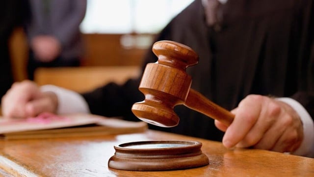 Woman judge resigned in protest of the evelation of another judge against whom she had pressed harassment charges