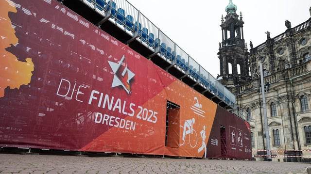 Ein Transparent mit der Aufschrift «Die Finals 2025» an einer Zuschauertribüne auf dem Theaterplatz vor der Katholischen Hofkirche