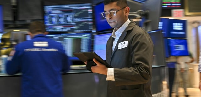 Un opérateur à la Bourse de New York, le 15 juillet 2025