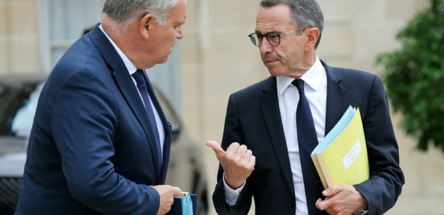 Le ministre de l'Intérieur Bruno Retailleau (D) discute à la sortie du conseil des ministres avec son ministre délégué François-Noël Buffet, le 30 juillet 2025 à Paris