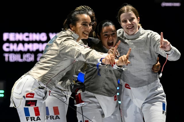 Les sabreuses françaises Sarah Balzer (g), Sarah Noutcha, Faustine Clapier et Toscane Tori à Tbilissi le 30 juillet 2025