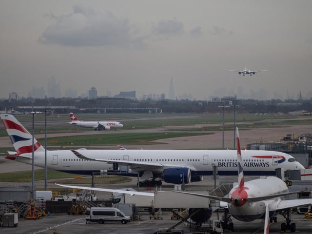 FILE PHOTO: A passenger plane approaches a runway at Terminal 5 of Heathrow Airport, as the London skyline is seen in the distance, in Greater London, Britain, January 29, 2025. REUTERS/Chris J. Ratcliffe/File Photo