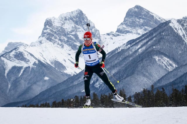 ARCHIVO - La alemana Germany&#39;s Laura Dahlmeier esquía durante la Copa del Mundo de biatlón en Canmore, Alberta, el 7 de febrero de 2019. (Jeff McIntosh/The Canadian Press vía AP)