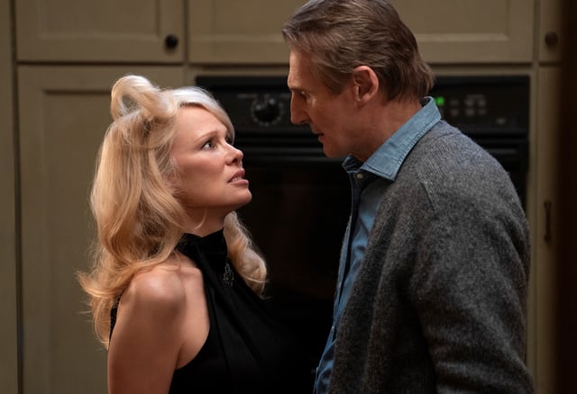Liam Neeson y Pamela Anderson, pura química en “¿Y dónde está el policía?” . (AP)