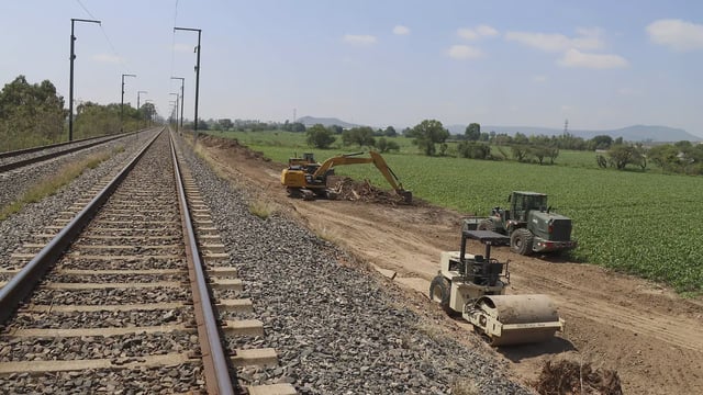 El titular de la Agencia Reguladora de Transporte Ferroviario, Andrés Lajous explicó que además del inicio de estudios del tren Querétaro-San Luis Potosí, también harán los estudios del tren Irapuato-Guadalajara, San Luis Potosí y Mazatlán-Los Mochis. 
