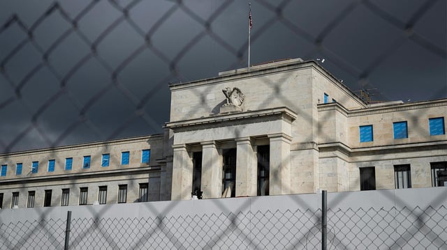 Das Gebäude der US-Notenbank Fed in Washington, D.C., hinter einem Bauzaun.