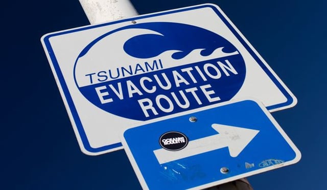 Tsunami evacuation route sign in Pacific Beach