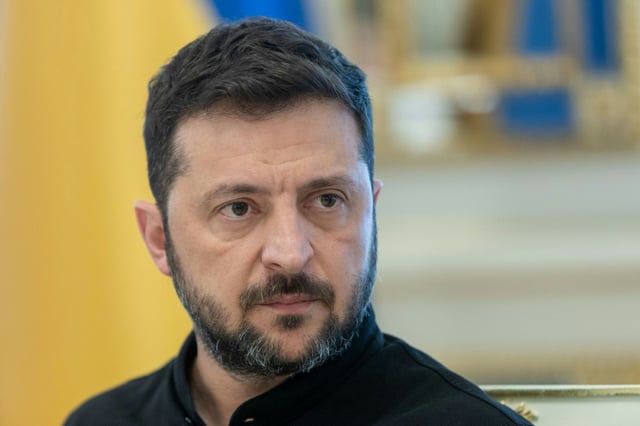 Photo prise et publiée par le service de presse de la présidence ukrainienne, le 24 juillet 2025, du président ukrainien Volodymyr Zelensky lors d'une réunion avec des journalistes à Kiev