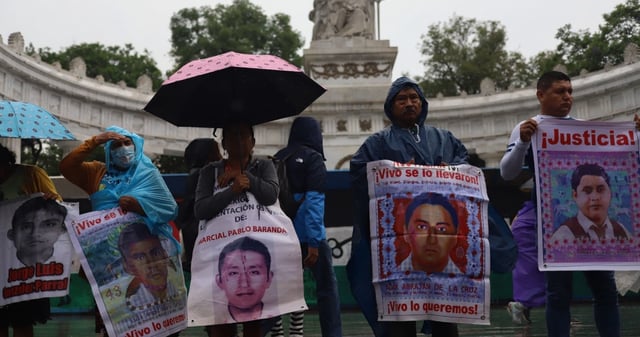 Las madres y los padres de los 43 normalistas desparecidos de Ayotzinapa en un mitin en la Ciudad de México. Foto: Daniel Augusto, Cuartoscuro
