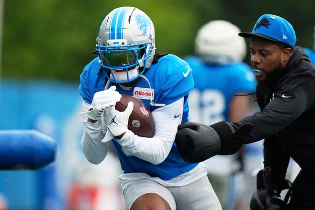 El corredor de los Lions de Detroit Jahmyr Gibbs realiza un ejercicio durante el campamento de entrenamiento del equipo el sábado 26 de julio del 2025. (AP Foto/Ryan Sun)