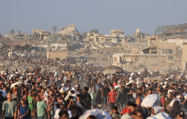 Palestinians carry aid supplies that entered Gaza through Israel, in Beit Lahia in the northern Gaza Strip, July 30, 2025. REUTERS/Dawoud Abu Alkas