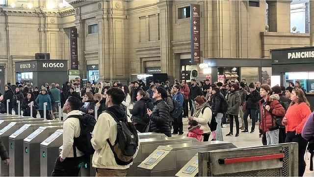 El tren Roca circula con demoras por un problema ajeno a la empresa.