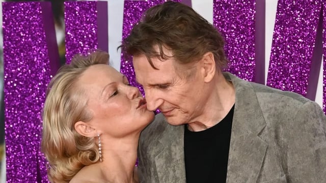 Pamela Anderson y Liam Neeson