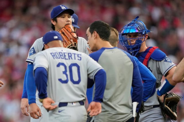 Shohei Ohtani de los Dodgers de Los Ángeles es retirado del juego durante la cuarta entrada de un partido de béisbol contra los Rojos de Cincinnati el miércoles 30 de julio de 2025, en Cincinnati. (AP Photo/Carolyn Kaster)