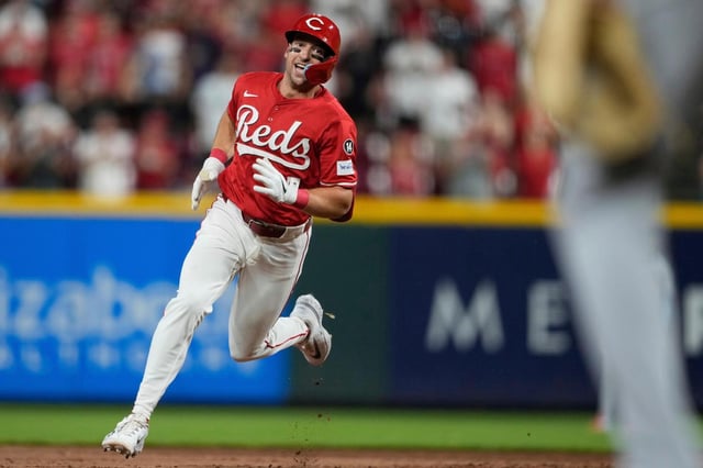 Spencer Steer de los Rojos de Cincinnati conecta un triple de dos carreras en la octava entrada ante los Dodgers de Los Ángeles el miércoles 30 de julio del 2025. (AP Foto/Carolyn Kaster)