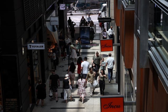 Holiday shoppers are seen in a mall in the city centre of Sydney, Australia, December 17, 2020.  REUTERS/Loren Elliott/File Photo