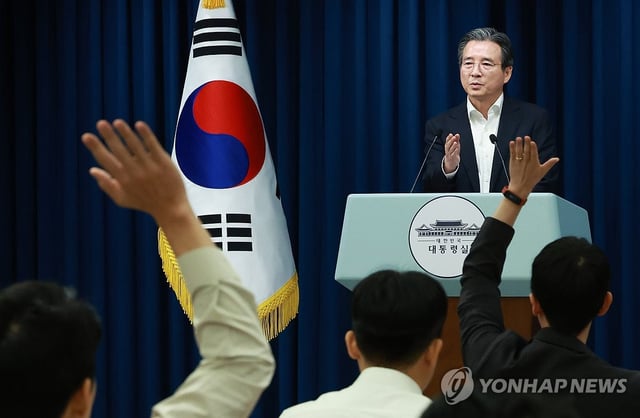 Kim Yong-beom, the presidential chief of staff for policy, announces that South Korea has clinched a trade deal with the United States during a press briefing held at the presidential office in Seoul on July 31, 2025. (Yonhap)  