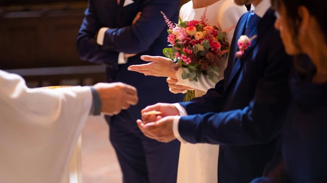 Ein Priester aus Brasilien zeigte sich wenig amüsiert über den scherzhaften Einfall des Bräutigams. (Symbolbild)
