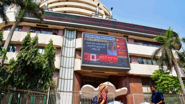 Benchmark equity indices Sensex and Nifty tumbled in early trade on Thursday.
