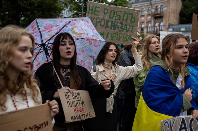 Protesters hold placards during a rally ahead of a vote in parliament on Thursday, in which lawmakers will consider restoring the independence of two key anti-corruption agencies, amid Russia's attack on Ukraine, in Kyiv, Ukraine, July 30, 2025. REUTERS/Thomas Peter