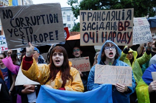 Protesters hold placards during a rally ahead of a vote in parliament on Thursday, in which lawmakers will consider restoring the independence of two key anti-corruption agencies, amid Russia's attack on Ukraine, in Kyiv, Ukraine, July 30, 2025. REUTERS/Thomas Peter