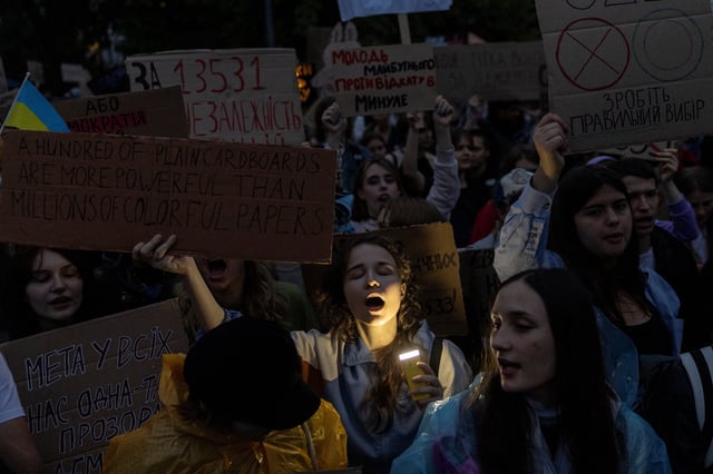 Protesters hold placards during a rally ahead of a vote in parliament on Thursday, in which lawmakers will consider restoring the independence of two key anti-corruption agencies, amid Russia's attack on Ukraine, in Kyiv, Ukraine, July 30, 2025. REUTERS/Thomas Peter