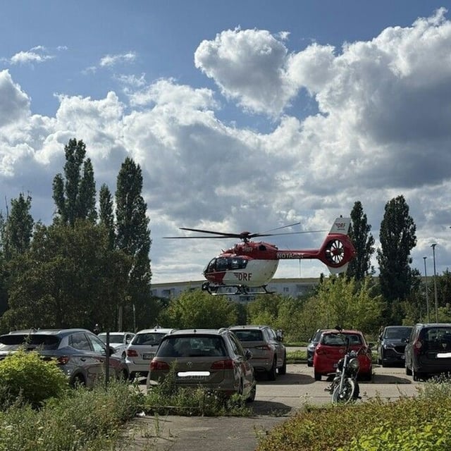 Ein Rettungshubschrauber hebt vor dem Hochhaus ab.
