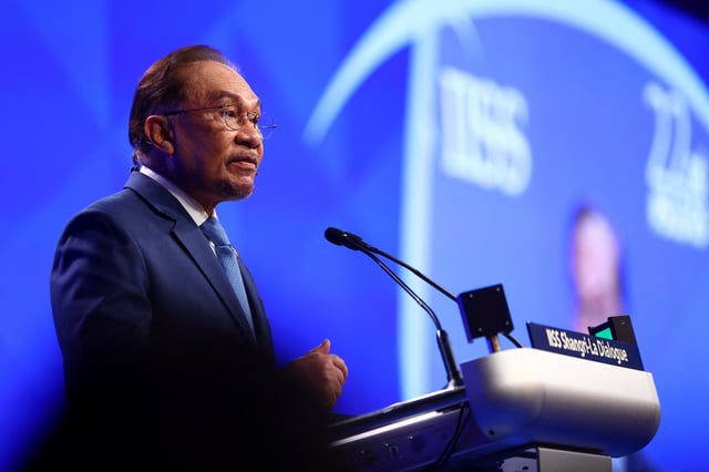 Malaysian Prime Minister Anwar Ibrahim speaks at the IISS Shangri-La Dialogue security summit in Singapore, May 31, 2025. REUTERS/Edgar Su/File Photo