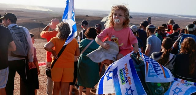 Des manifestants israéliens d'extrême droite se rassemblent sur une colline surplombant la bande de Gaza assiégée, près de la barrière frontalière, le 30 juillet 2025