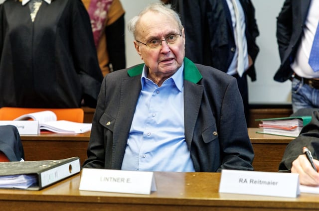 Der Ex-CSU-Abgeordnete Eduard Lintner auf der Anklagebank in München.