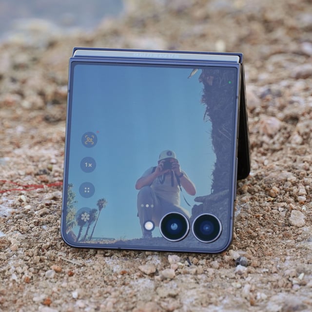 The Samsung Galaxy Z Flip 7 camera viewfinder on the cover screen.