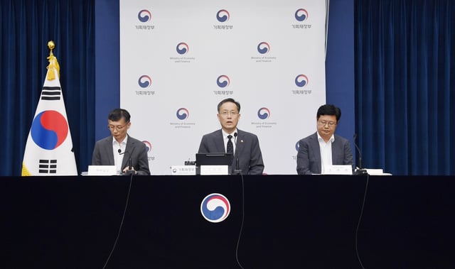 First Vice Finance Minister Lee Hyoung-il (C) talks to reporters at the government complex in Sejong on July 29, 2025, in this photo provided by the finance ministry. (PHOTO NOT FOR SALE) (Yonhap) 