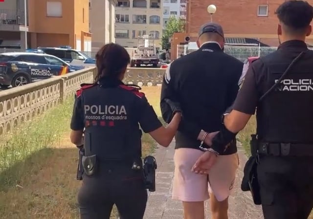 Dos agentes custodian al &#39;hacker&#39; detenido en Gerona