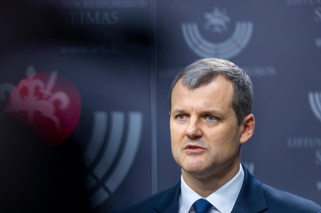 ARCHIVO - El primer ministro de Lituania, Gintautas Paluckas, habla a reporteros en el Parlamento, en Vilna, Lituania, el 21 de noviembre de 2024. (AP Foto/Mindaugas Kulbis, archivo)