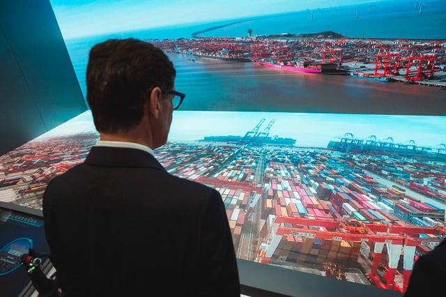 El president de la Generalitat, Salvador Illa, durante su visita al puerto de Shanghái.