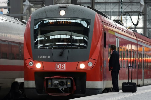 Der Verband der Verkehrsunternehmen (VDV) hat den Finanzierungsplan für das Deutschlandticket kritisiert. "Für einen dauerhaften Erfolg des Deutschlandtickets bei den Fahrgästen und für die Branche" sei der Plan "unzureichend", erklärte der VDV.