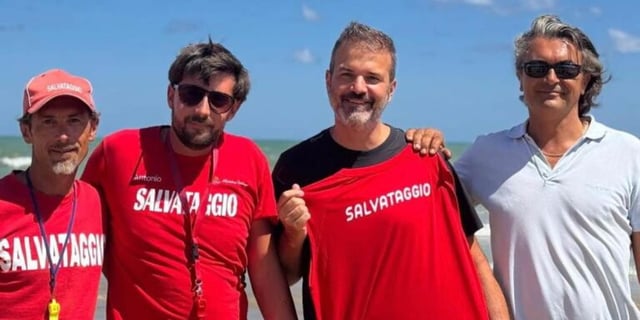 Stramaccioni versione Baywatch: salvato due ragazze che stavano annegando
