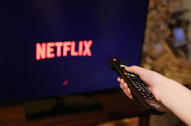 Logo de Netflix en una televisión.