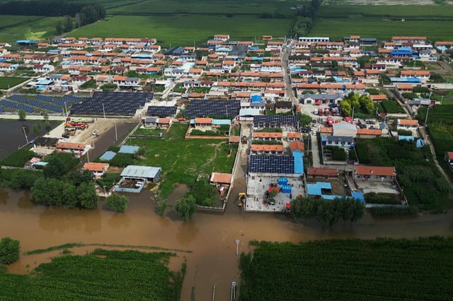 En esta imagen publicada por la Agencia de Noticias Xinhua, una vista aérea muestra una zona inundada donde desapareció un minibús cerca de un poblado tras aguaceros en la ciudad de Datong, en la provincia norteña china de Shanxi, el 28 de julio de 2025. (Xinhua via AP)