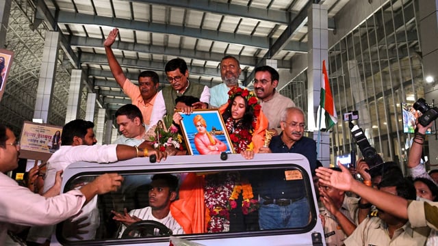 FIDE Women's World Cup 2025 champion Divya Deshmukh being welcomed upon her arrival at Nagpur airport.