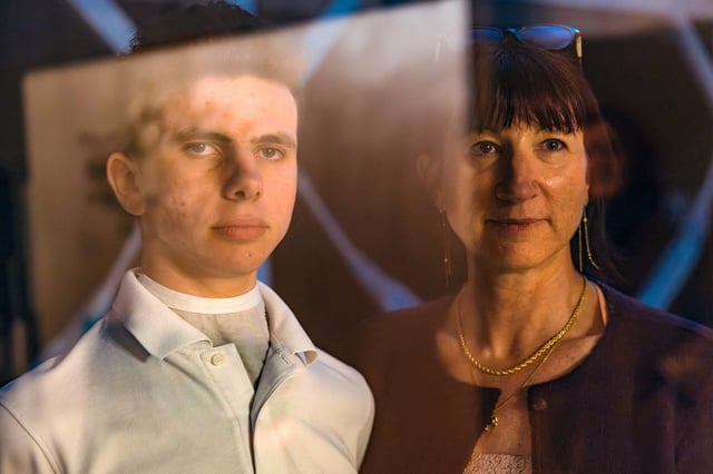Le tribunal de Vienne a jugé irrecevable jeudi 31 juillet 2025 la demande des parents de Théo Grataloup, de lier ses malformations congénitales à l’exposition à un herbicide de Bayer-Monsanto. Photo : Théo Grataloup et sa mère Sabine, le 17 mars 2025.