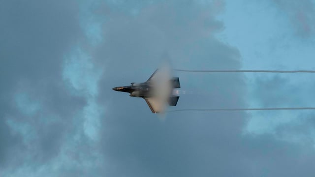 Eine F-35 zieht ihre Kreise am Himmel. In Kalifornien ist nun eine Maschine abgestürzt und zerschellt. Der Pilot konnte sich retten. (Symbolfoto)