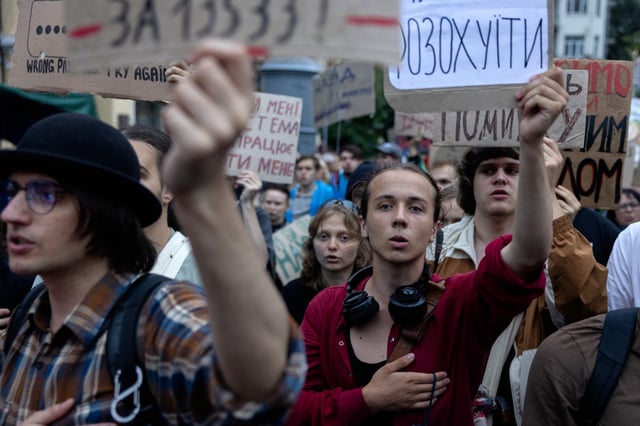 Des manifestants crient des slogans visant à faire pression sur les législateurs ukrainiens à la veille d’un vote qui devrait restaurer l’indépendance des principales agences anti-corruption à Kiev, le 30 juillet 2025,