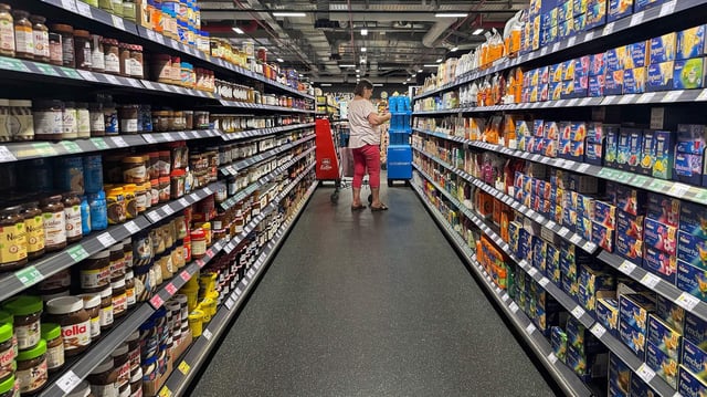Eine Frau beim Einkaufen in einem Supermarkt