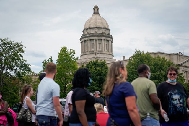 People line up outside a temporary unemployment office established by the Kentucky Labor Cabinet at the State Capitol Annex in Frankfort, Kentucky, U.S. June 17, 2020. REUTERS/Bryan Woolston/File Photo